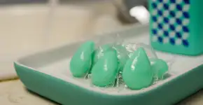 Xampu vegano é vendido em embalagem que se dissolve em água