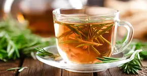 Desinchar o corpo pode ficar mais fácil com chá de alecrim; veja como