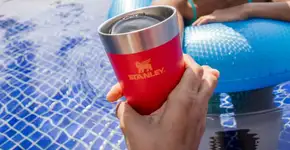 Cerveja sempre gelada: compre copo Stanley original por menos de R$90!