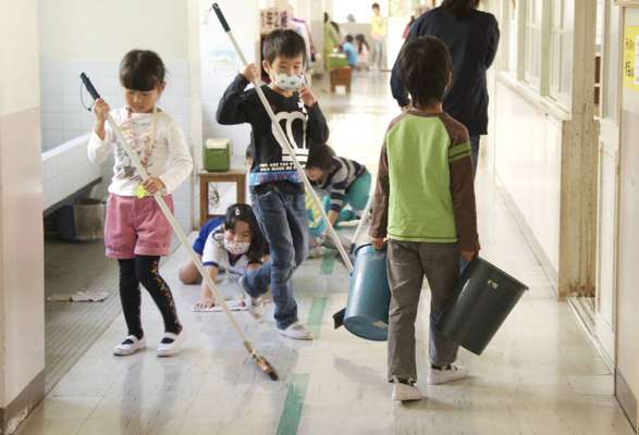 Nos colégios do país, não existem refeitórios e os alunos comem na própria sala de aula (Foto: Marcelo Hide / Fotos Públicas)