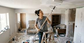 Vai pintar o teto? Este truque genial evita gotejamento e respingos