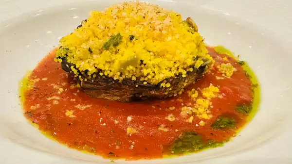 Cocumelo Portobelo com creme de espinafre e tomate