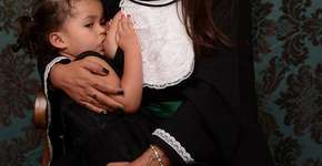 Foto de mãe amamentando na formatura faz sucesso na web