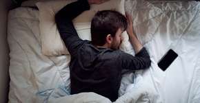 Dormir com o celular do lado causa câncer?