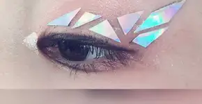 Delineado holográfico: uma tendência simples de se fazer em casa