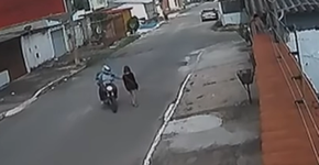 Motoqueiro dá meia-volta em rua só para apalpar seios de mulher