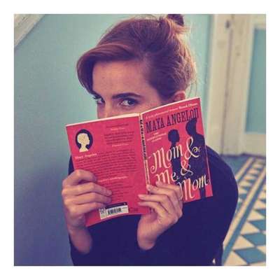 Emma Watson com o livro que ela espalhou pelos estações de metrô