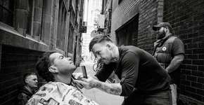 Este barbeiro oferece corte de cabelo gratuito a moradores de rua