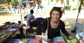 Catando Estórias promove interação entre literatura e arte em material reciclado