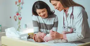 Assimetria na cabeça do bebê: entenda quando é comum e quando se preocupar