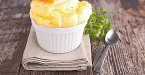 Suflê de queijo perfeito para um jantar sofisticado