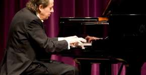 Zoran Dukic faz concerto de violão no Sesc Pinheiros