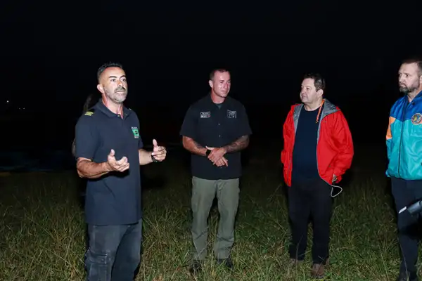 Piloto passa instruções sobre o voo