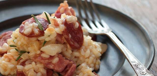 Risoto de linguiça com alho-poró é saboroso e ideal para inovar