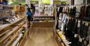 Lojas de 100 ienes (US$1) em Tóquio: tem tudo de útil e inútil