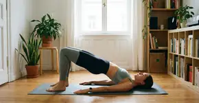 Fortalecimento lombar em casa: 5 exercícios para quem sente fraqueza ao varrer, abaixar ou carregar peso