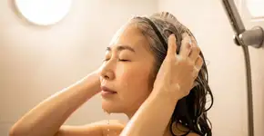 Adeus cabelos brancos! Este shampoo japonês os disfarça como mágica