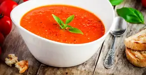 Sopa de tomate com toque de queijo de cabra irresistível