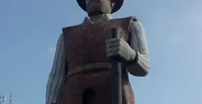 Suspeita de incendiar de estátua de Borba Gato alega que estava em casa