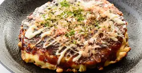 Receita de okonomiyaki com repolho que vai te fazer esquecer qualquer panqueca comum