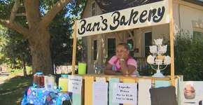 Menina vende cupcakes para comprar comida a moradores de rua