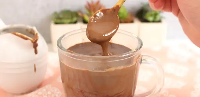 Este chocolate quente cremoso sem maisena vai te viciar