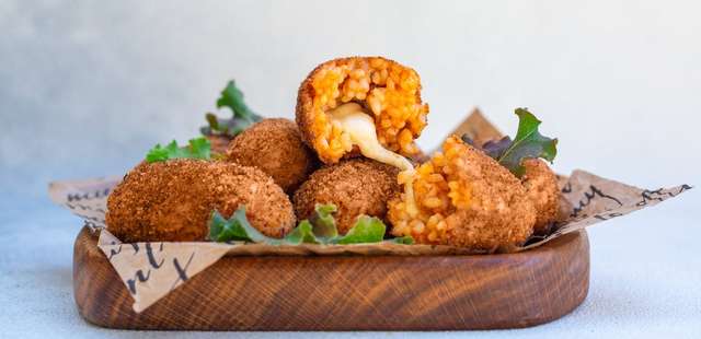 O bolinho de arroz recheado com queijo que vai roubar a cena no seu próximo lanche