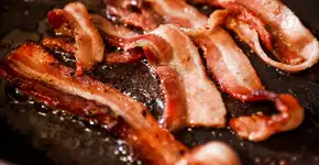 Consumo de bacon aumenta o risco de demência, indica estudo de Harvard