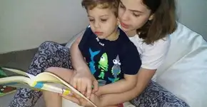 Menina de 10 anos é premiada por ler 97 livros em um ano