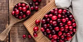 Chá de cranberry age contra infecção urinária