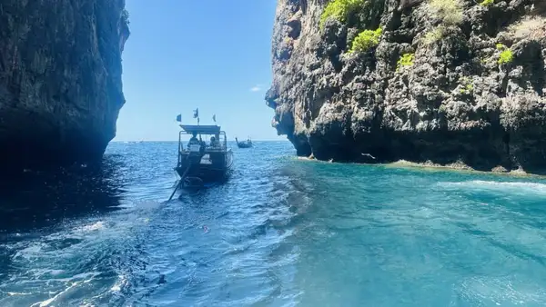 Passeio a Maya Bay, na Tailândia, a praia onde foi filmado 