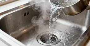 Por que não despejar água fervente na pia?