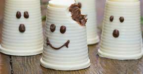 Trufa fantasma feita com copinhos descartáveis