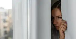 Fobia social não é timidez; entenda os sinais e saiba quando buscar ajuda