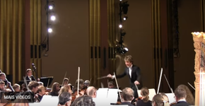 Reação hilária de espectadora desconcentra até a orquestra