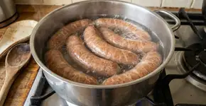 Adicione um pouco de vinagre na água do cozimento e impeça que as linguiças estourem