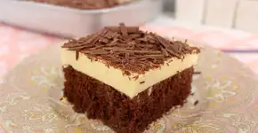 Bolo de chocolate com cobertura de maracujá