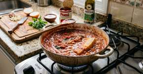 Os italianos concordam: “Para deixar o molho de tomate mais encorpado e saboroso, o segredo é adicionar uma casca de parmesão durante o cozimento”