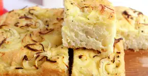 Focaccia de cebola com ervas para surpreender os amigos