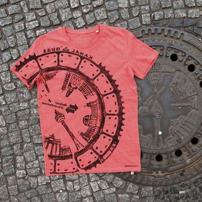 O coletivo de artitas baseado em Berlim usa superfícies como grades, concreto e tampas de bueiros como carimbos para produzir estampas em camisetas, blusões e bolsas