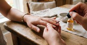 Como cuidar das cutículas em casa sem tirar demais e sem deixar as unhas com aparência maltratada