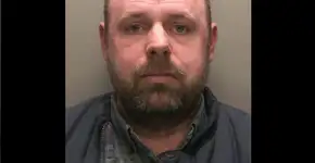 Homem põe pedaços de metal dentro de comida de bebê em supermercado