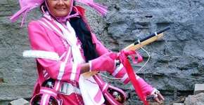 Sobrevivente vira cangaceira rosa que luta contra câncer de mama