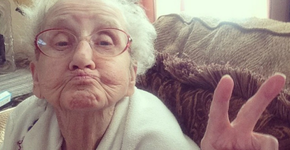 Vovôs e vovós modernos que adoram uma selfie