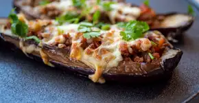 Almoço fácil e saboroso: transforme ingredientes simples em uma berinjela recheada