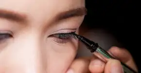 Como passar delineador com 7 truques para não errar nunca mais