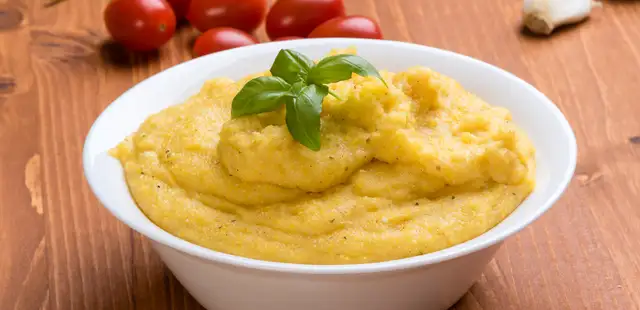 Faça uma saborosa polenta de fubá com apenas 5 ingredientes