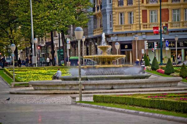 Gran Via Don Diego Lopez - É uma avenida incrível, com uma arquitetura maravilhosa e rodeada por belezas naturais. Tem uma série de bares e restaurantes bem bacanas