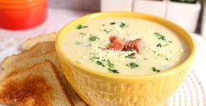 Sopa cremosa de alho-poró com calabresa para te aquecer