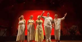 Cantora Aurora nega gesto racista de baterista no Lollapalooza